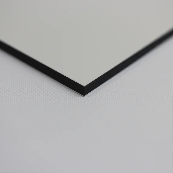 Close-up van een wit Dibond paneel Close-up van een wit Dibond paneel