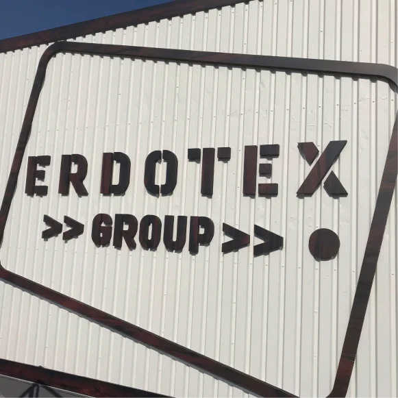 Dibond logo gemonteerd op een bedrijfspand Dibond logo gemonteerd op een bedrijfspand