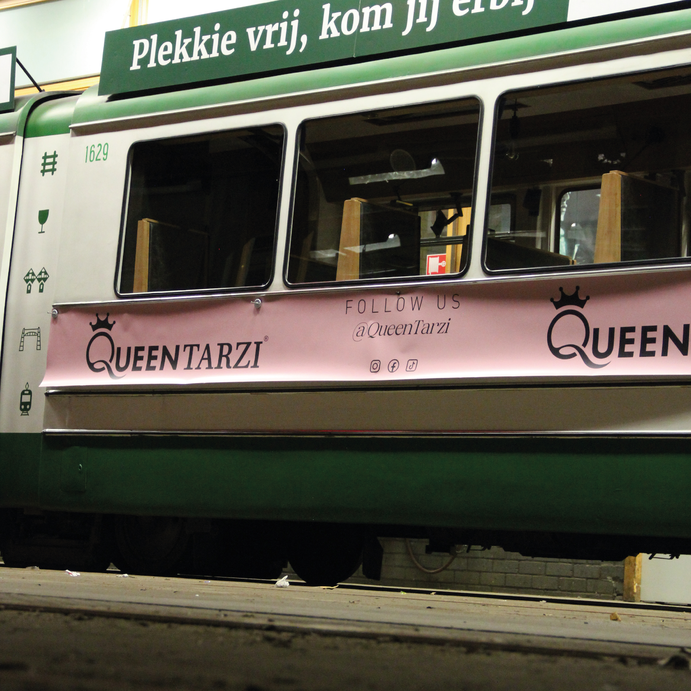 Queen Tarzi Stickervinyl aangebracht op de Rottertram