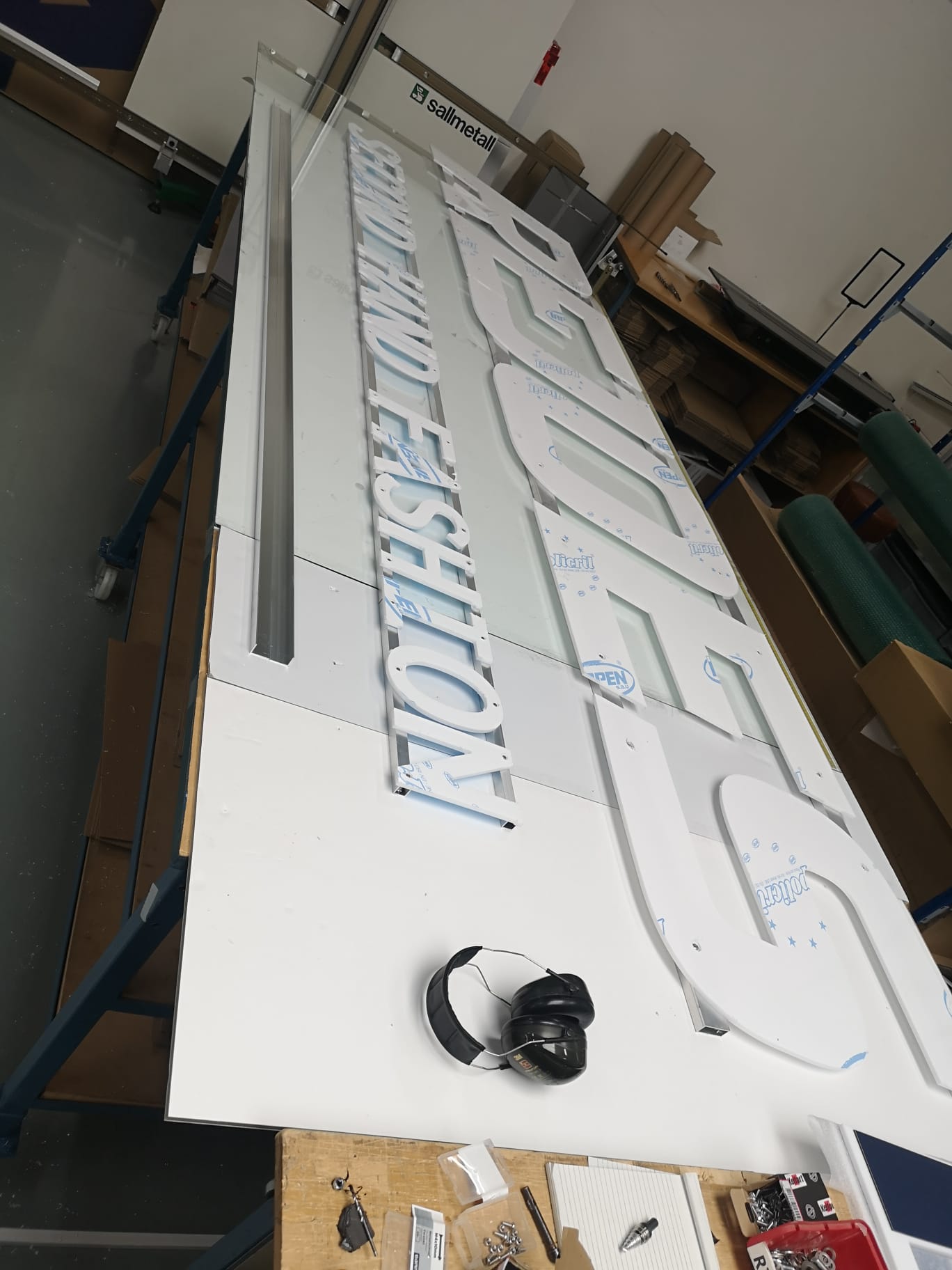Rejoes plexiglas freesletters op aluminium frame Rejoes plexiglas freesletters op aluminium frame