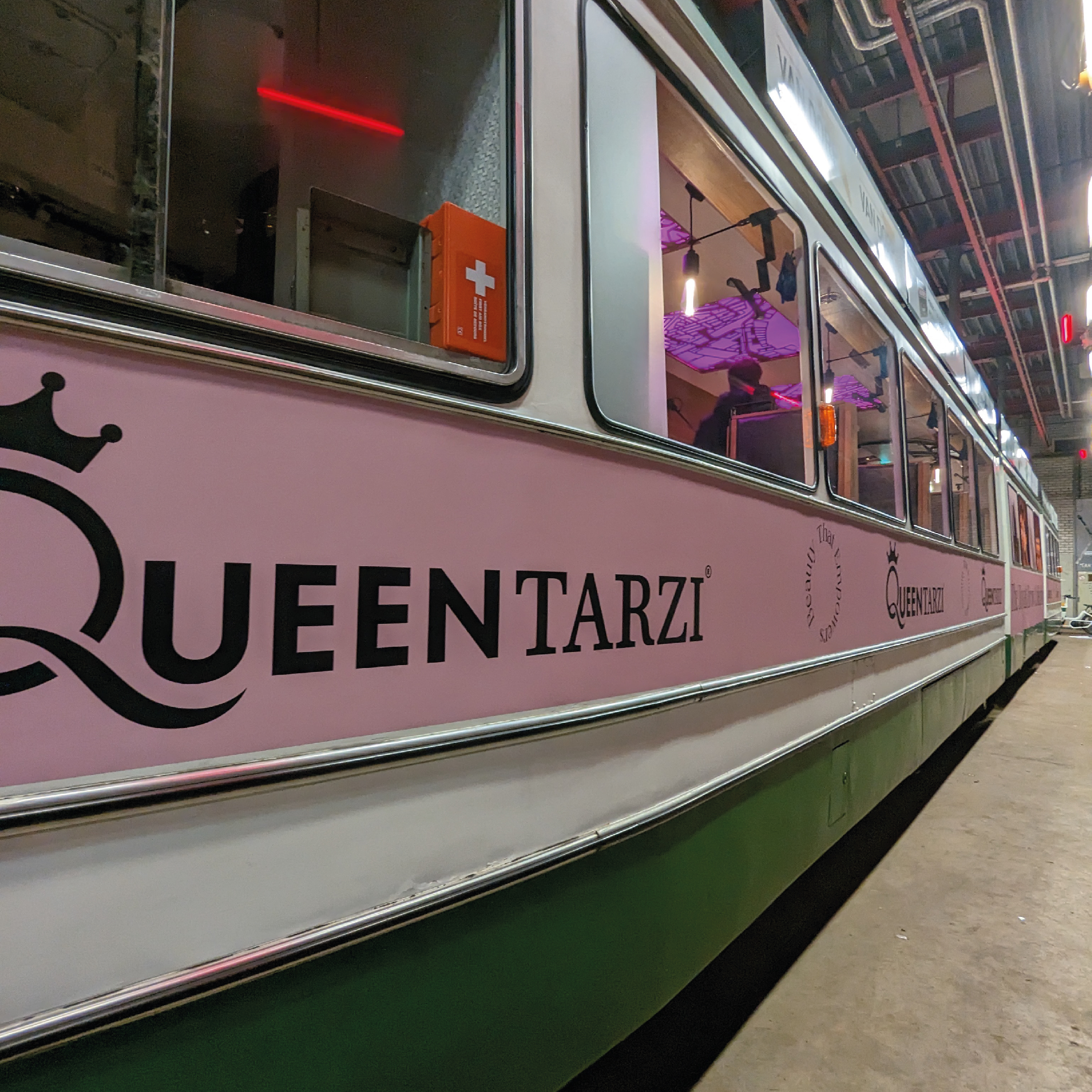 Stickervinyl Queen Tarzi aangebracht